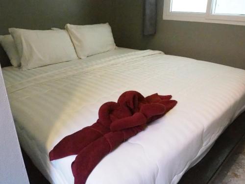 沙美岛Lotto House的白色床上的红色毛巾