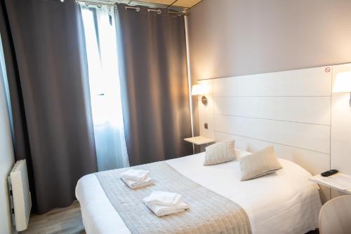 布雷西尔加拉贝尔酒店的卧室配有白色的床和2条毛巾