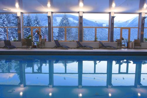 特尔乔夫博波特伊酒店的酒店游泳池享有山脉美景