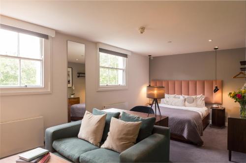 伦敦海德公园本地公寓的酒店客房,配有床和沙发