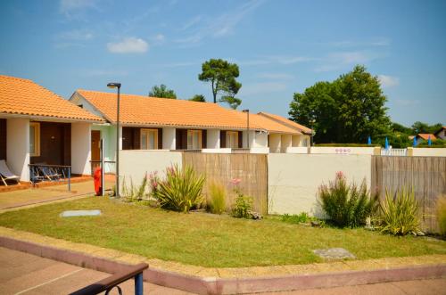 乌尔坦皮斯酒店的一座带橙色屋顶和围栏的房子