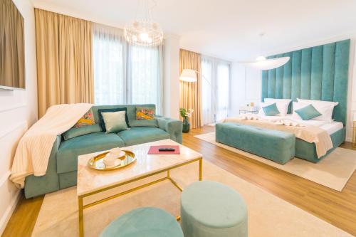 布拉戈耶夫格勒Boutique Apartments Blagoevgrad的客厅配有沙发和1张床