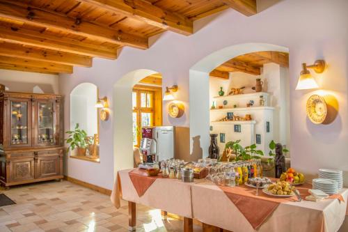 鲍科尼贝尔巴科尼酒店的厨房配有餐桌和食物