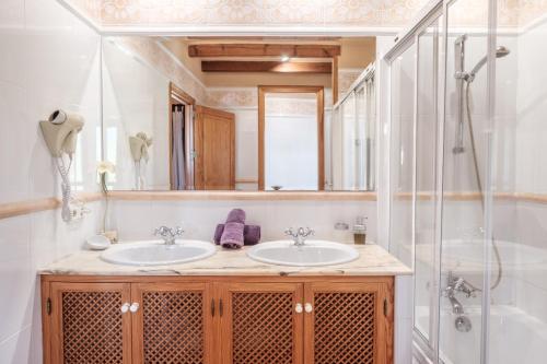 卡拉瓦德亚萨兹玛洁斯别墅的一间带两个盥洗盆和淋浴的浴室