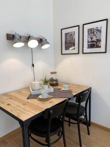 克拉根福Sandra's Lounge的餐桌、黑色椅子和木桌