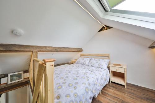 阿伯加文尼Black Mountains Barn的阁楼卧室设有床和窗户。