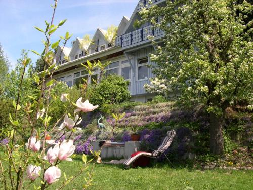 塞勒姆索嫩斯泰因拜尔健康酒店的前面有花园的房子