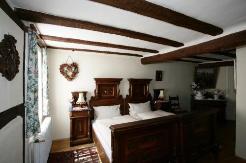 米尔滕贝格Hotel zum Riesen - älteste Fürstenherberge Deutschlands的一间卧室配有一张带白色床单的木床