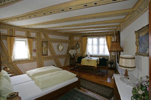 米尔滕贝格Hotel zum Riesen - älteste Fürstenherberge Deutschlands的一间卧室配有一张床和一张桌子