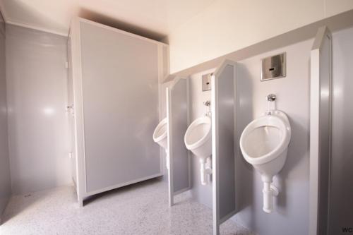 施皮尔贝格GPtents Camping - Spielberg的浴室设有2个小便室和2个小便室