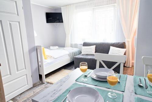 米兹多洛杰Morning Star Apartments的一个带桌子和沙发的小客厅