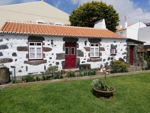 英雄港Fisherman's House Azores的白色石屋,红色门
