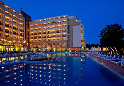 内塞伯尔Sol Nessebar Mare All Inclusive的夜间设有游泳池的酒店