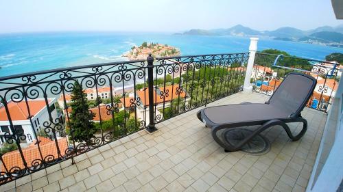 斯韦蒂·斯特凡Villa Edelweiss的椅子位于俯瞰大海的阳台