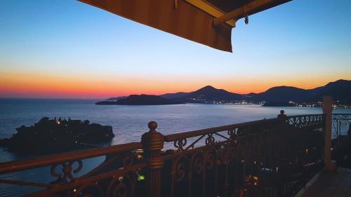 斯韦蒂·斯特凡Villa Edelweiss的站在阳台上欣赏日落的人