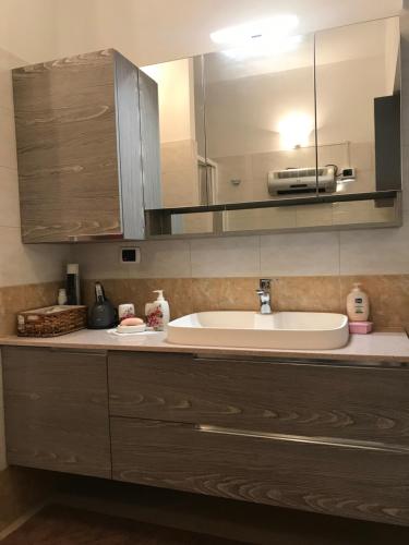 克罗多B&B da Giorgia的浴室的柜台设有水槽和镜子