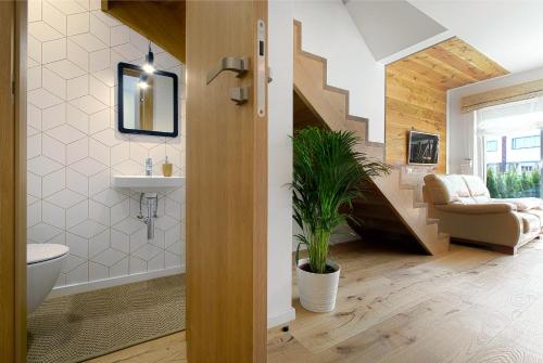 维尔纽斯Brand new modern townhouse的客房内设有带水槽和卫生间的浴室