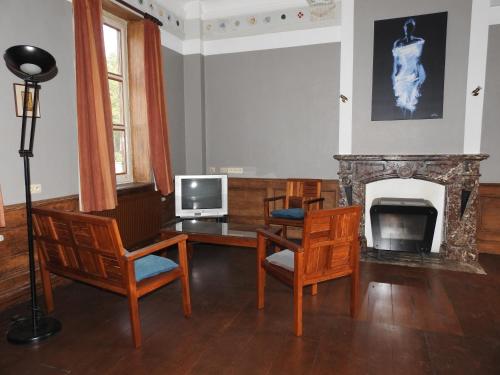 雅莱LA DILIGENCE的客厅配有书桌和壁炉