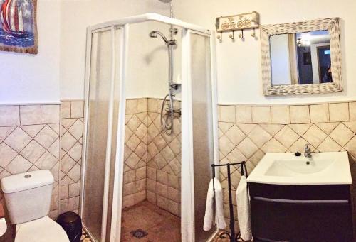 比利亚马尔廷Vivienda Rural "LA ZUA"的带淋浴和盥洗盆的浴室
