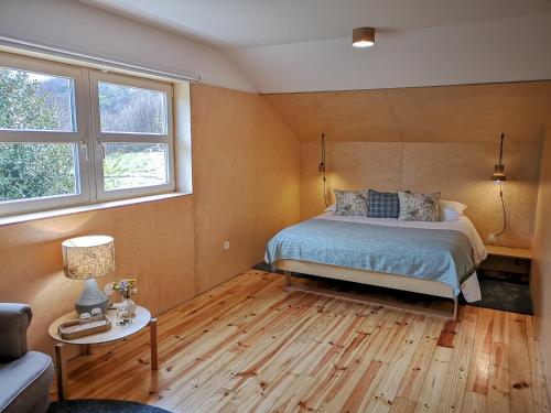 曼泰加什Solar da Castanha - Forest House的一间卧室设有一张床和两个窗户。