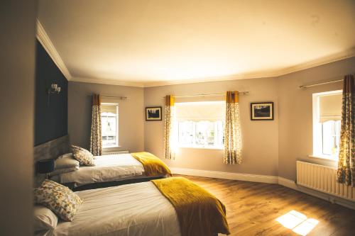 穆林加尔克里根住宿加早餐旅馆的一间卧室设有两张床和两个窗户。