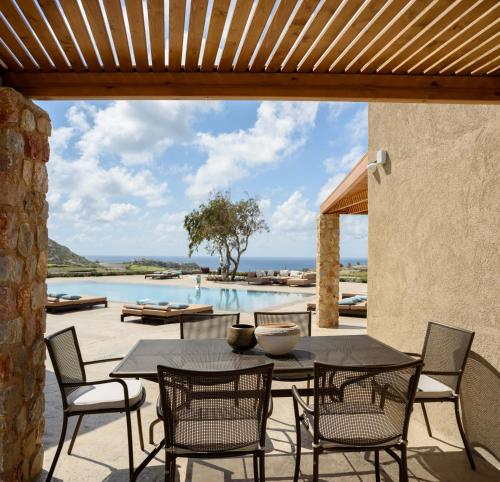 维查德Cellaria Estate Exclusive的一个带桌椅的庭院和一个游泳池