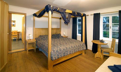 玛丽亚温泉Päitara Hof的一间卧室配有一张带天蓬的床