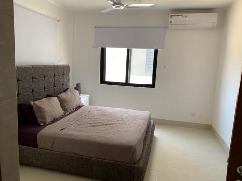 Sere Kunda NDingWATERFRONT FLAT的一间卧室设有一张床和一个窗口