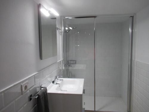 蒂亚斯El Cercado的一间带水槽和玻璃淋浴的浴室