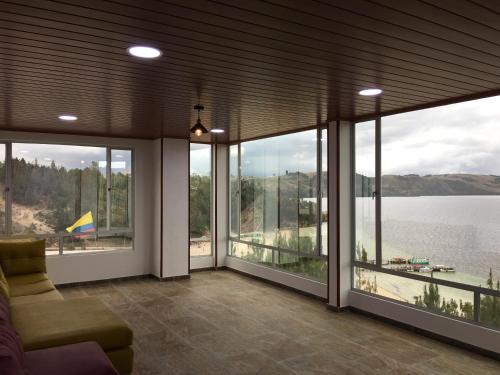 托塔El Arca de Noah的客厅设有大窗户,享有湖景