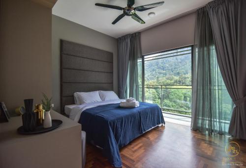 云顶高原Vista Residences Genting Highlands Pahang @ Icon Stay的一间卧室配有一张带吊扇和窗户的床。