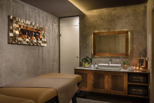 索佐波尔Blu Bay Hotel Sozopol的一间带水槽和镜子的浴室