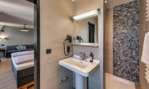 斯塔尔恩贝尔格希酒店的一间浴室