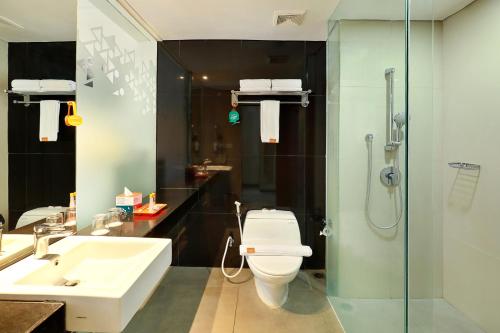 塞米亚克哈里斯酒店塞米亚克的浴室配有卫生间、盥洗盆和淋浴。