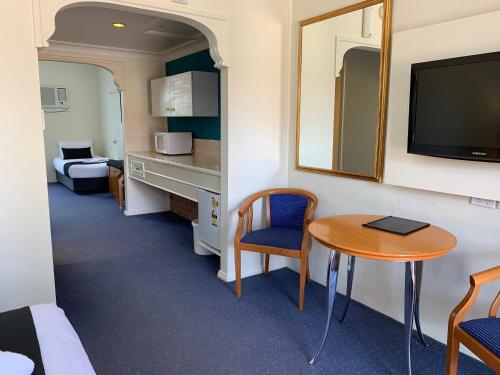 古尔本古尔伯恩文化遗产汽车旅馆的配有桌子和镜子的房间