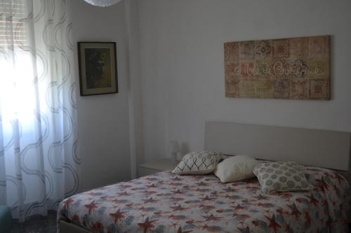 诺利Cà da Lalla Maria的一间卧室设有一张床和一个窗口