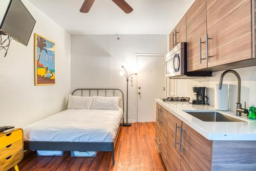 迈阿密海滩Ocean Drive Apartments的一间带床和水槽的小厨房
