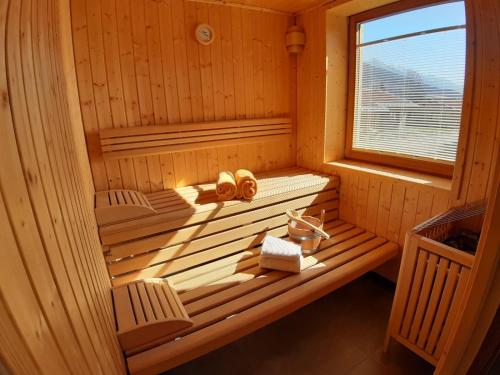 黑马戈尔Dobringers Chalet-Dorf Warös的木制桑拿浴室设有2个座位和窗户