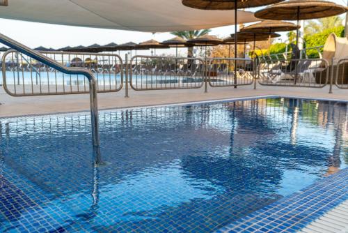 提比里亚莱昂纳多广场太巴列酒店的度假村内带遮阳伞的大型游泳池