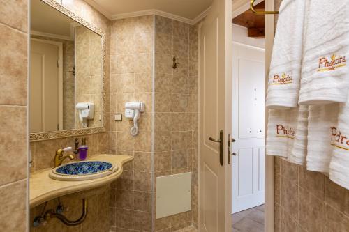 罗希姆诺Phaedra Suites的一间带水槽和镜子的浴室