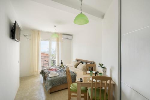 巴尔Apartments Natali的客厅配有沙发和桌子