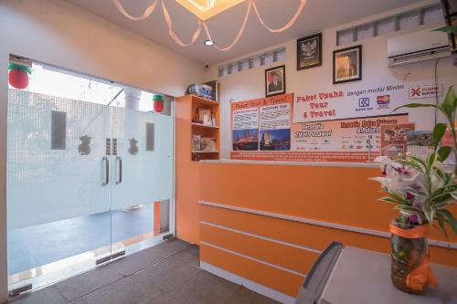 巴淡岛中心RedDoorz @ Batam Center 2的一间拥有橙色墙壁的快餐店