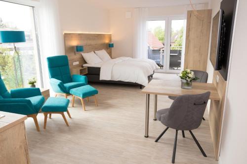 丁克拉格@home Boardinghouse的酒店客房带一张床、一张桌子和椅子