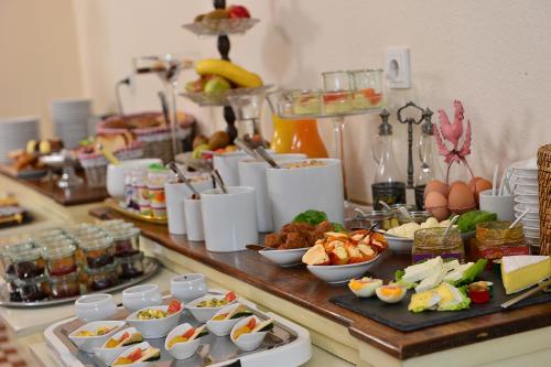 科隆多斯皮腾酒店的自助餐,在柜台上提供多种不同类型的食物