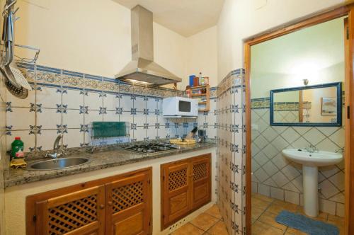 布维翁卡萨德拉鲁兹酒店的一个带水槽和水槽的小厨房
