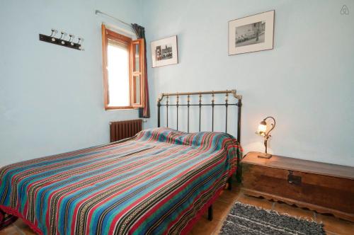 布维翁卡萨德拉鲁兹酒店的一间卧室配有一张床和一张桌子上的台灯