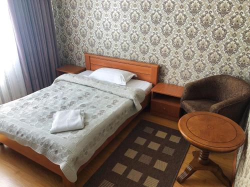 阿斯塔纳Гостиница "Алтын Орда"的一间小卧室,配有一张床和一把椅子