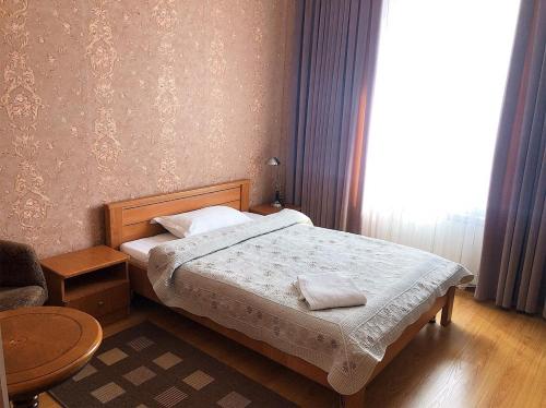 阿斯塔纳Гостиница "Алтын Орда"的一间小卧室,配有床和窗户