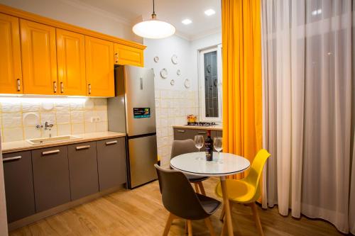 Yellow apartment in Avlabari的厨房或小厨房