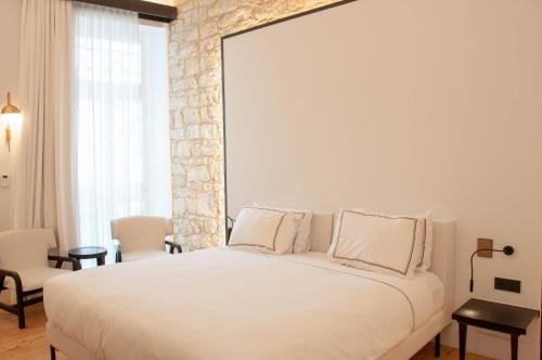 利马索尔S Paul City Hotel的卧室配有一张带两个枕头的大白色床